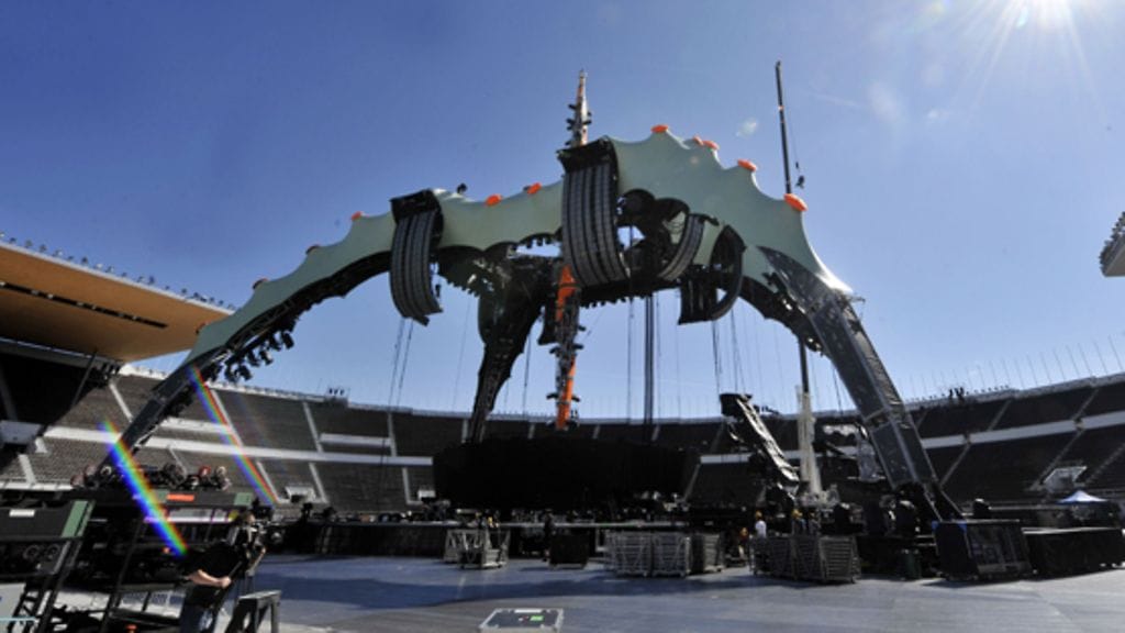U2:n Kynneksi nimetty jättimäinen konserttilava Helsingin Olympiastadionilla. (Kuva: Markku Ulander/Lehtikuva)