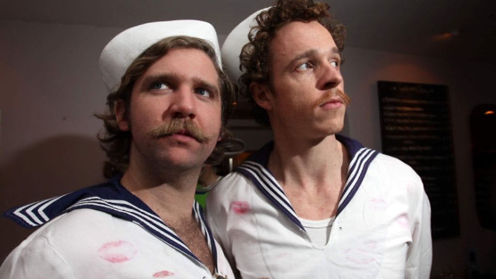 Movember Gaalassa voi törmätä monenlaisiin asusteisiin. (Kuva:Movember)