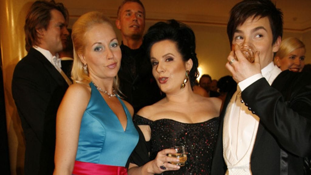 Krisse Salminen, Kaija Koo ja Antti Tuisku nauttivat juomatarjoilusta Linnan juhlissa 2006.