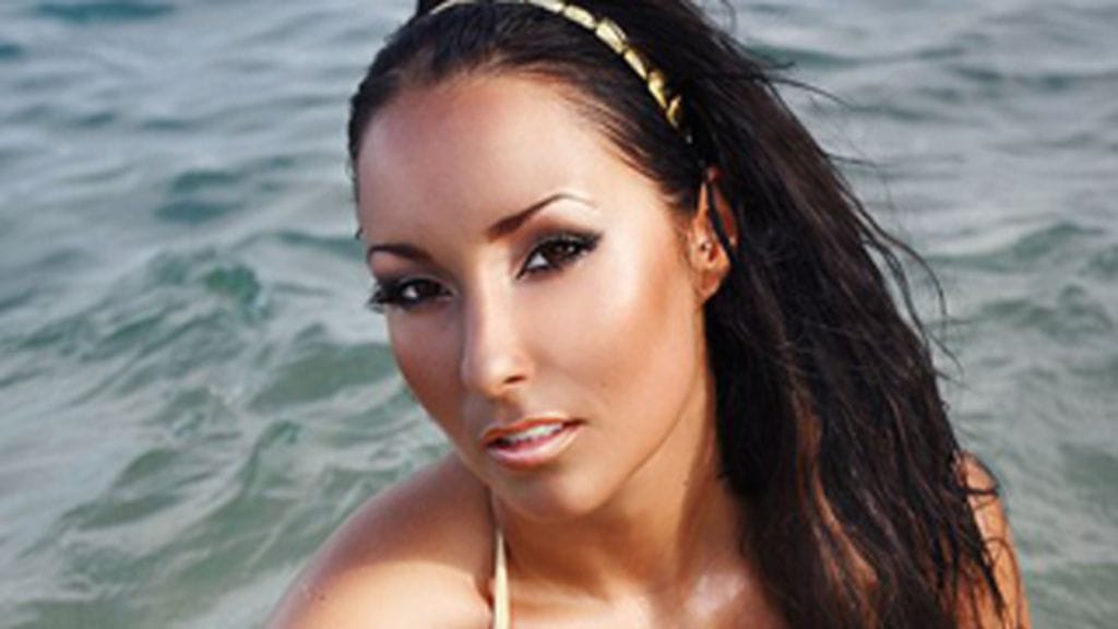 Anne-Mari Berg kertoo päättävänsä kuka kantaa MIss Plasticin kruunua.