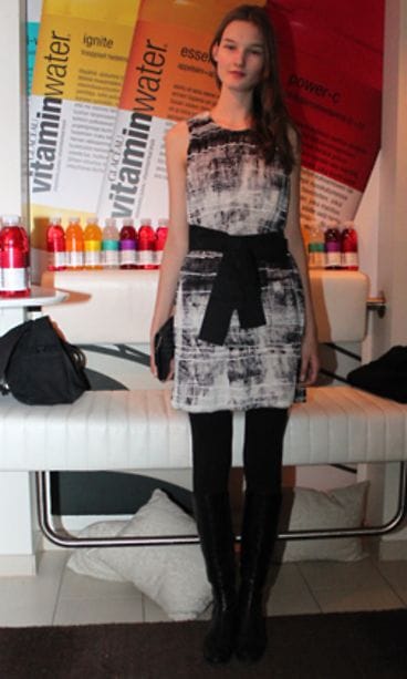 Huippumalli Kirsi Pyrhönen vitaminwater-lanseerausjuhlissa 16.12.2010.