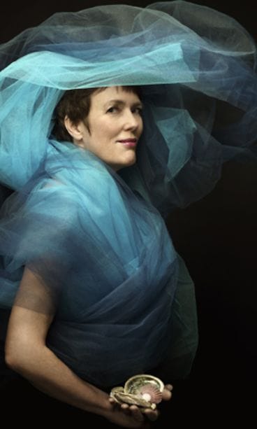 Satu Hassi poseeraa Samsungin Roosa-kampanjassa. (Kuva: Kira Gluschkoff)