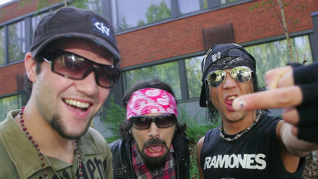 Bam Margera, CKY-yhtyeen Chad I GInsburg sekä The 69 Eyesin rumpali Jussi69 Ankkarockissa vuonna 2006. (Kuva: Marja Väänänen/Lehtikuva)