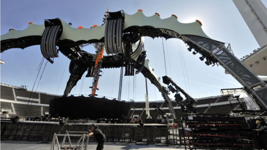 U2:n Kynneksi nimetty jättimäinen konserttilava Helsingin Olympiastadionilla. (Kuva: Markku Ulander/Lehtikuva)