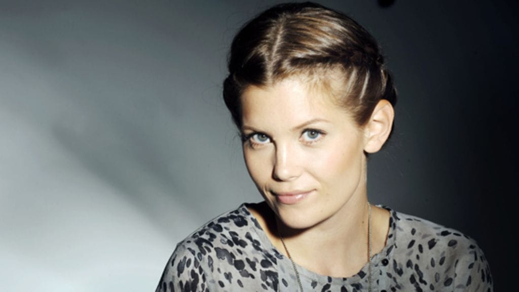 Laura Närhi heittää keikan lentokoneessa. Kuva: Lehtikuva.