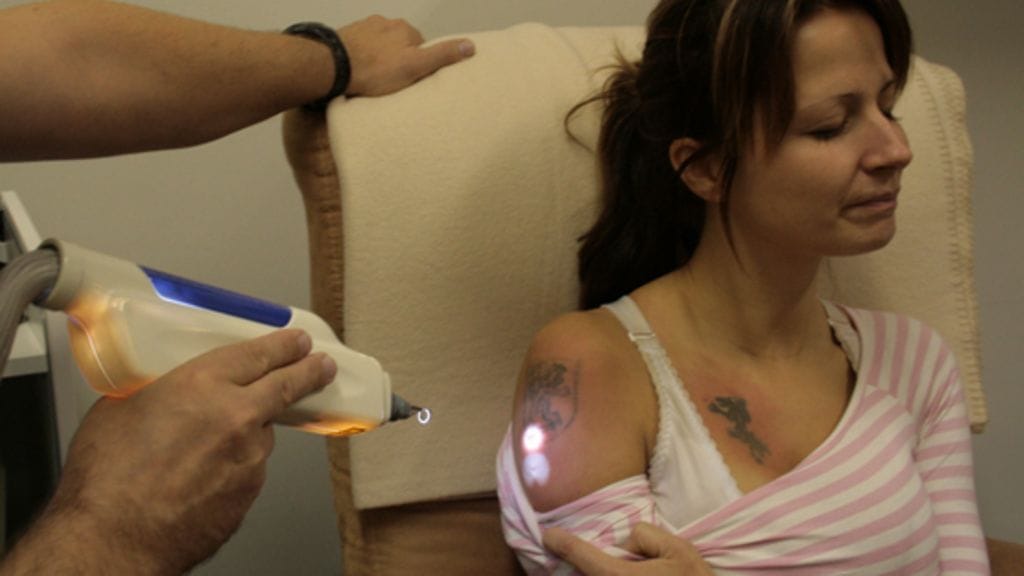 Johanna Rönnberg poistattaa tatuointia.