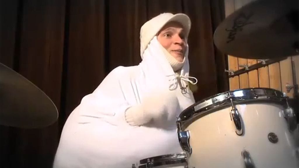 Munamies pääsi rumpujen ääreen.