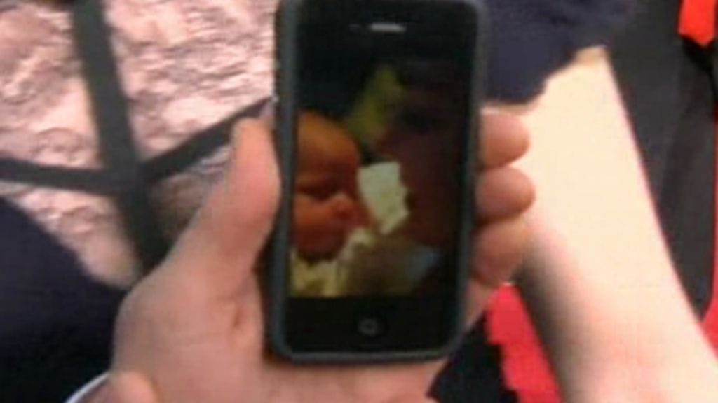 Keith Urban näytti Faith-vauvan kuvaa kännykästä.