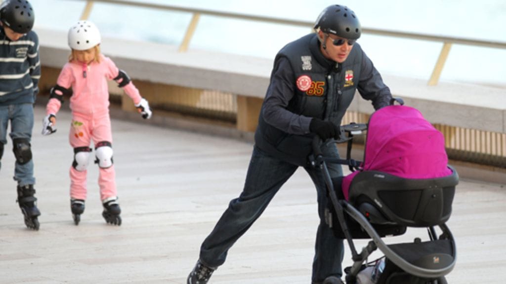 Mika Häkkinen antoi Ella-vauvalle kunnon vauhdit rullaluistimilla.