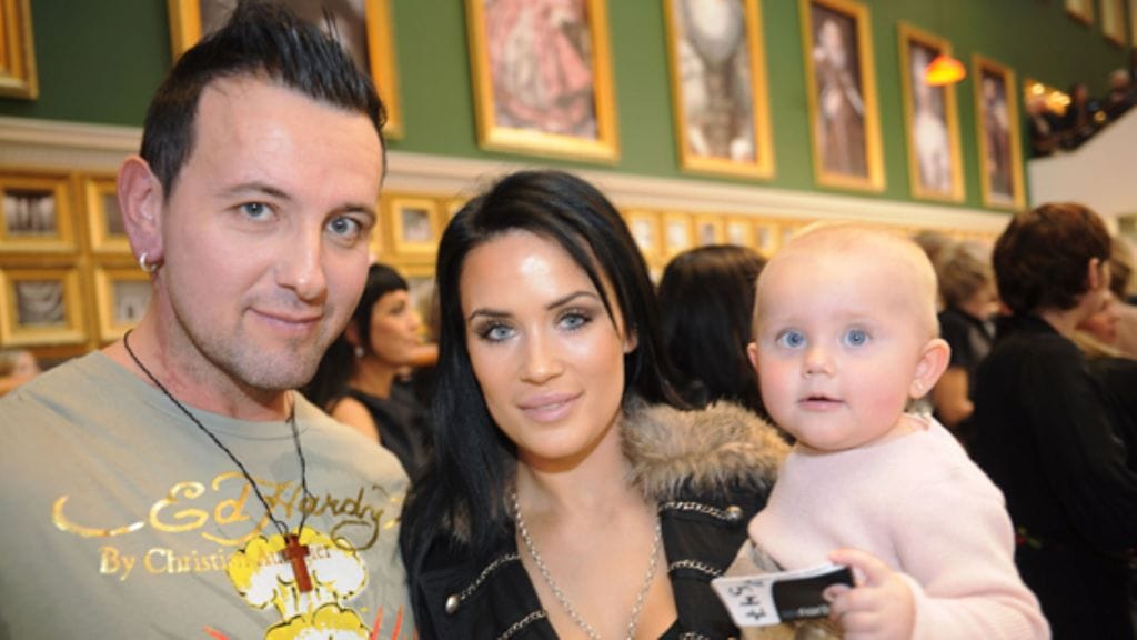 Esko Eerikäinen, Martina Aitolehti ja parin Vicotria-tytär marraskuussa 2010.