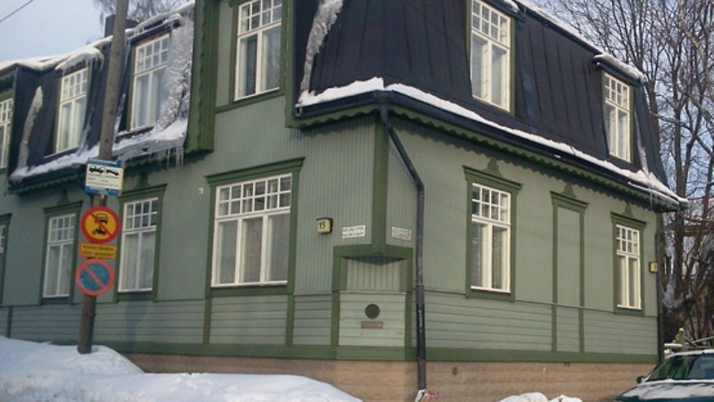 Lauri Ylönen ja Paula Vesala muuttivat Helsingin Vallilaan.