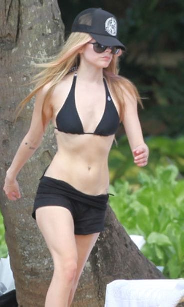 Avril Lavigne esitteli  kurvikasta vartaloaan Havaijilla.