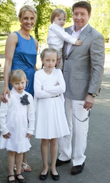 Jari ja Vanessa Kurrilla on kolme lasta.