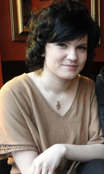 Suvi Teräsniska antaa rakkaan korunsa hyväntekeväisyyteen.