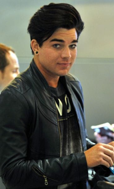 Adam Lambert Los Angelesin lentokentällä.