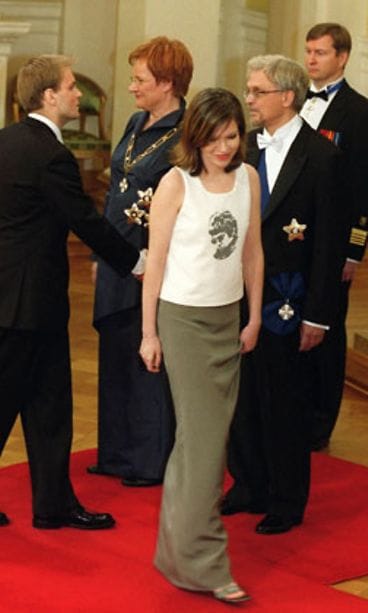 Kansanedustaja Anni Sinnemäki ja säveltäjä Kerkko Koskinen Linnan juhlissa.