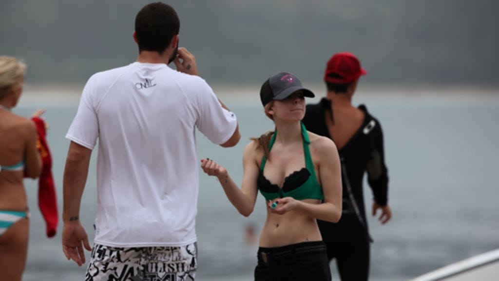 Avril Lavigne valmistautui hyppäämään laineille.