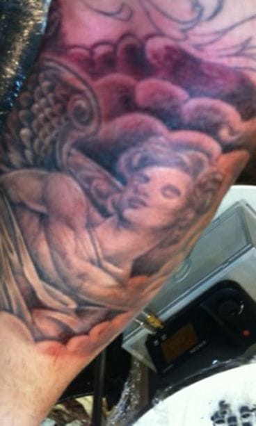 Uudesta tatuoinnista löytyy muun muassa enkeli.