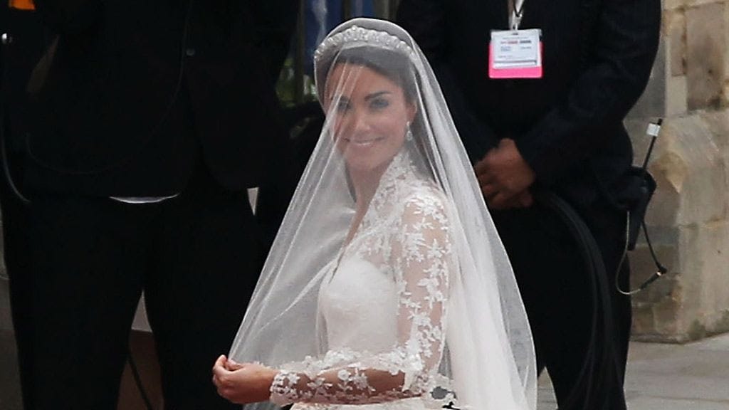 Kate säteili matkalla kirkkoon.