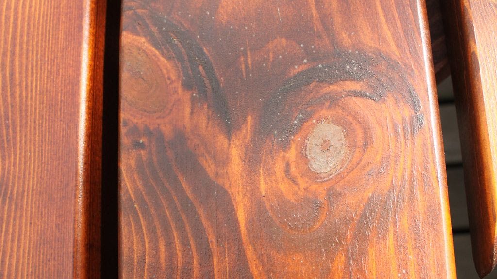 Pöllön kuva pöydässä.