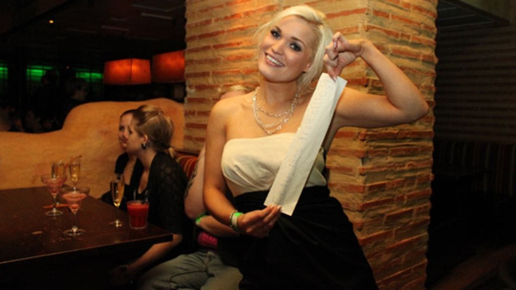 BB-Iida kirjoitti Eetulle treffipyynnön lapulle.