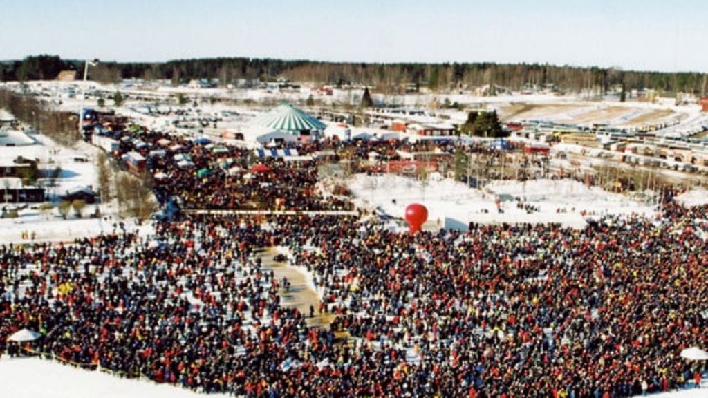 Miljoona Pilkissä kisaajat odottelevat lähtöä vuonna 2003.