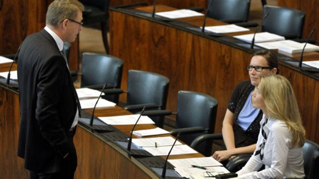 Eduskunnan jättävä Matti Vanhanen kävi vaihtamassa kuulumisia Tanja Karpelan kanssa. (Kuva: Lehtikuva)