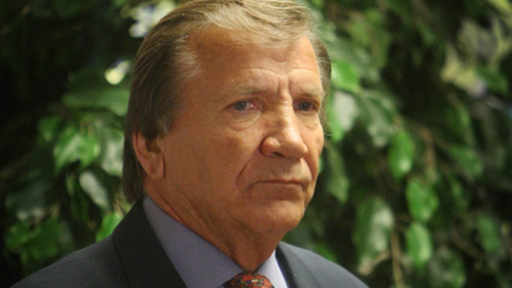 Eino Grön ajaa Suomessa vuokratulla autolla. (Kuva: Lehtikuva)