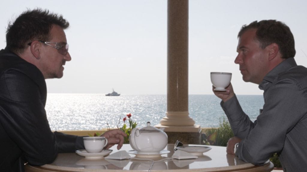 Bono joi kupposen teetä Venäjän presidentin Dmitri Medvedevin kanssa. (Kuva: EPA)