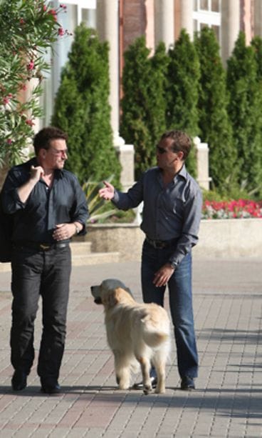 Bono pääsi myös ulkoiluttamaan presidentti Medvedevin kultaista noutajaa. (Kuva: EPA)