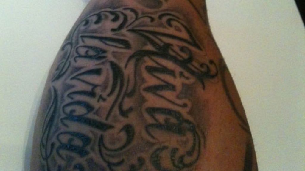 Pezhman Ahmadi peitti Viivi-tatuointinsa.