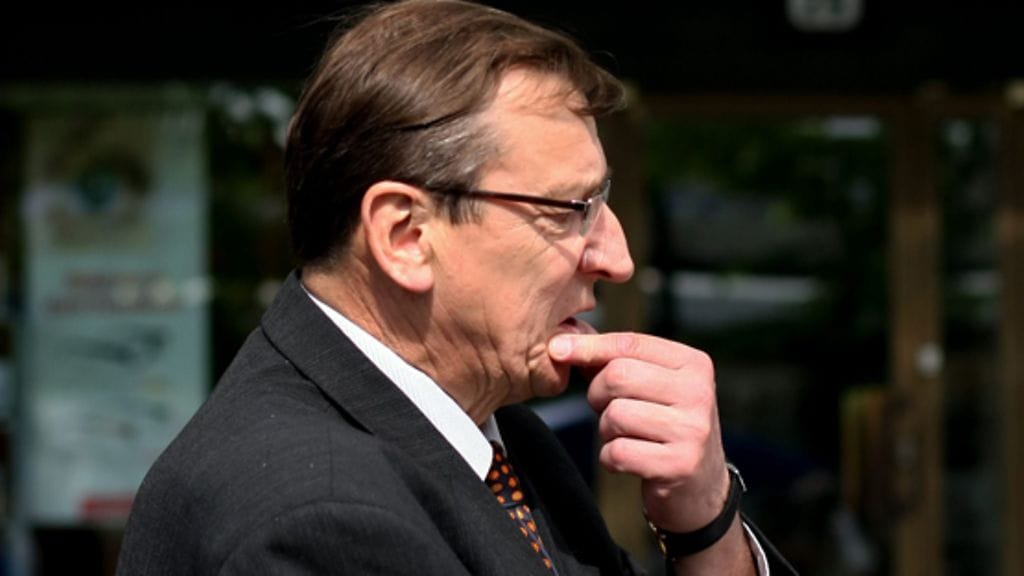 Perussuomalaisten puheenjohtajan Jussi Halla-ahon mukaan yksi selvityspyynnön saaneista on puolueen entinen puheenjohtaja Raimo Vistbacka.