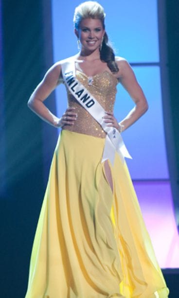 Viivi oli pukenut ylleen jo tutun keltaisen mekon. (Kuva: Miss Universe Organization)