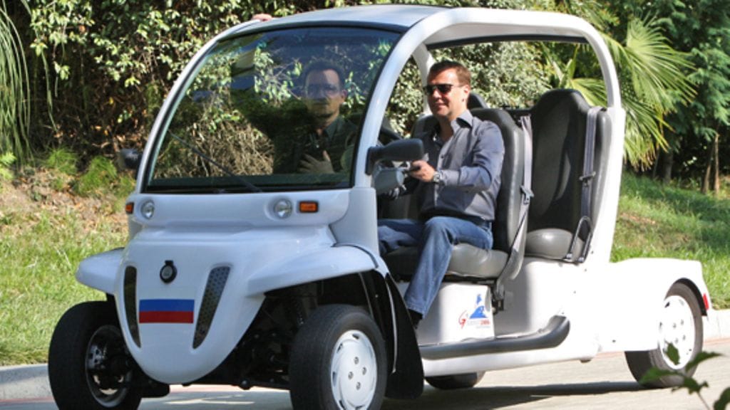 Bono pääsi myös repsikan paikalle, kun Medvedev tarttui rattiin. (Kuva: EPA)