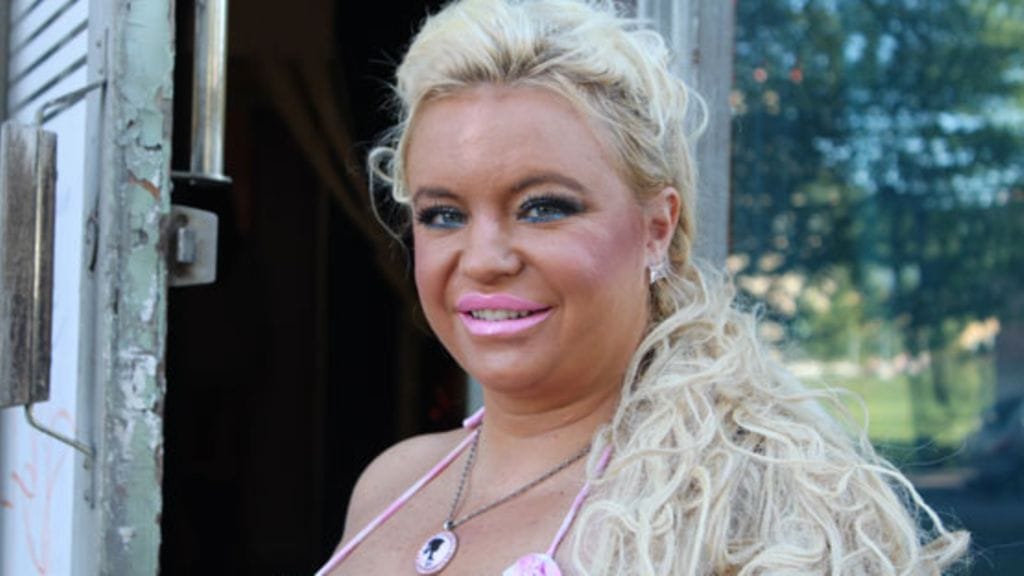 Johanna Tukiainen työpaikkansa edustalla vuonna 2010. Kuva: Jari Kupiainen / MTV Oy.