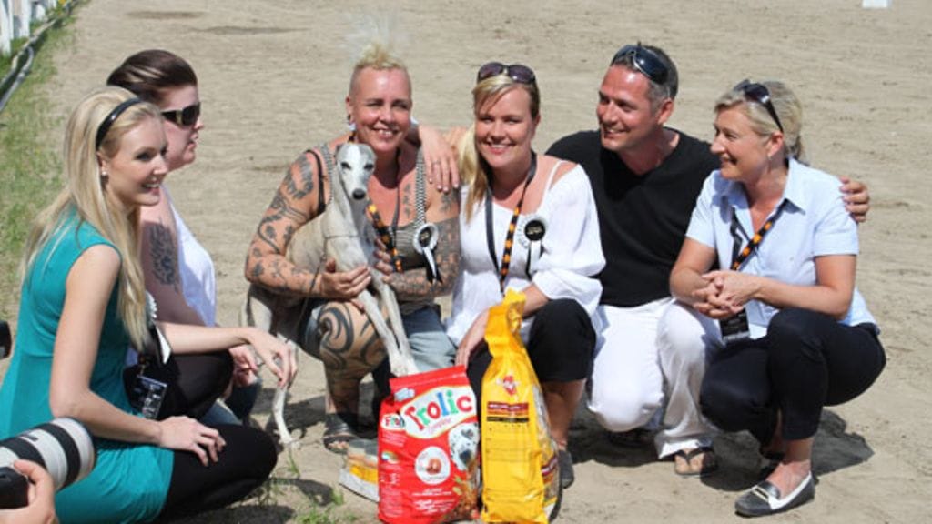 Julkkikset Essi Pöysti, Wilma Schlizewski, Piia Koriseva, Marko Björs ja Sirkka Mertala tuomaroivat eläintapahtumaa. (Kuva: MTV3)