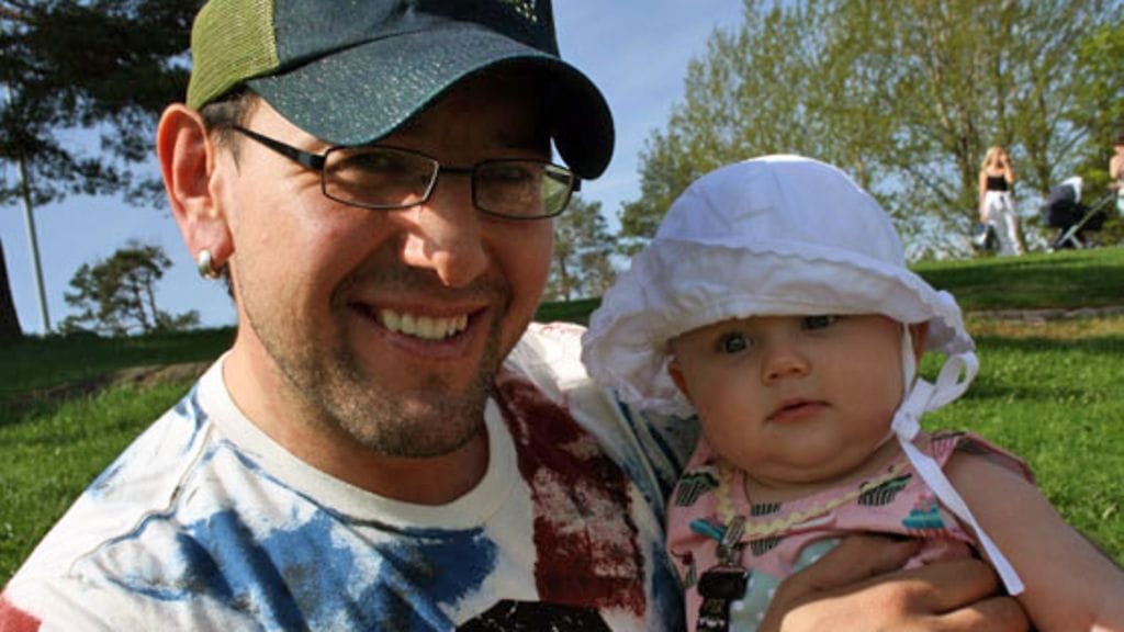 Esko Eerikäinen ja Victoria-vauva. Kuva: MTV Oy.