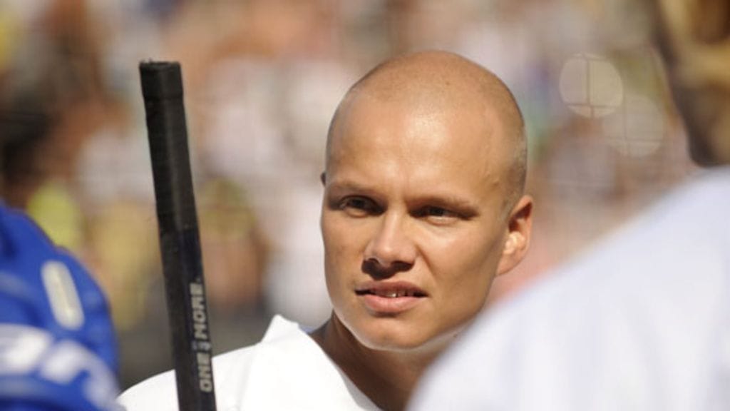 Pokeritähti Ilari Sahamies saapui pokeriturnaukseen reilusti myöhässä. (Kuva: Roni Rekomaa/Lehtikuva)