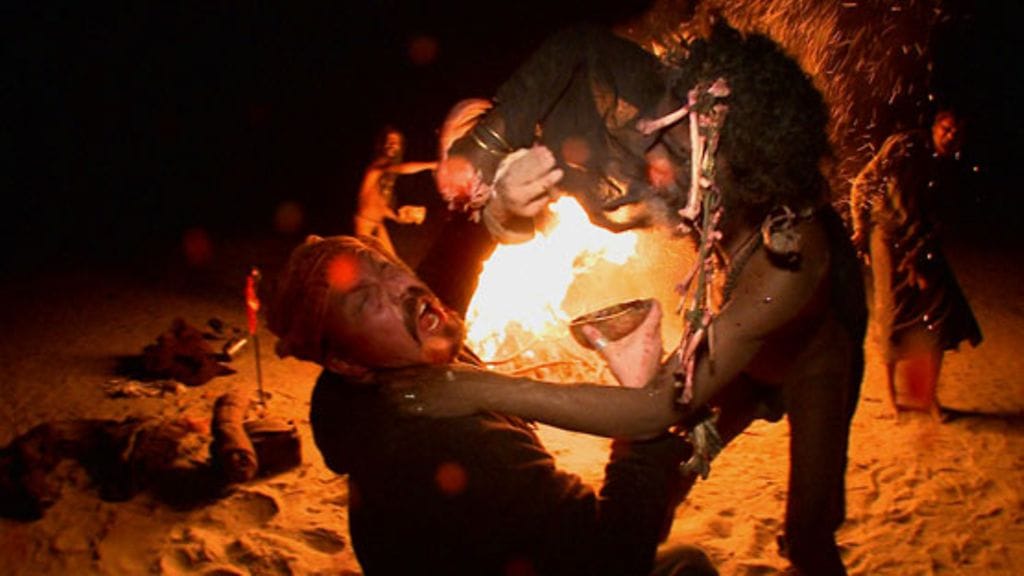 Mirzapur, Intia. Uhratun kanan veren juontia Aghori-sadhun pakottamana. Aghorit ovat päästäneet ulkopuolisia seuraamaan rituaalejaan äärimmäisen harvoin. Tavallisten hindujen keskuudessa aghorit ovat usein pelättyjä ja inhottuja, mutta köyhällä maaseudulla uskotaan yleisesti heillä olevan taikavoimia. (Kuva: Sub)