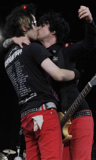 Green Day -solisti Billy Joe Armstrong antoi miespuoliselle fanilleen suudelman. (Kuva: Lehtikuva)