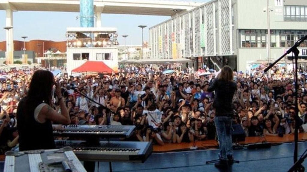 Negative esiintyi Kiinassa 10 000 hengelle ja tässä vaiheessa keikkaa kaikki oli vielä hyvin.