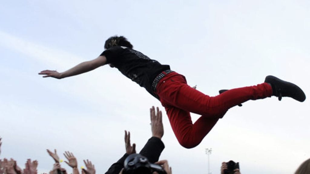 Lopulta suukon saanut fani hyppäsi yleisön joukkoon. (Kuva: Lehtikuva)