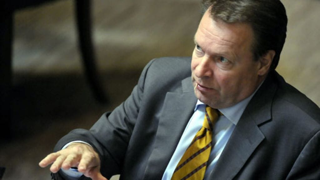 Kansanedustaja Ilkka Kanerva ei selitellyt viestikohuaan toimittajille. (Kuva: Kimmo Mäntylä/Lehtikuva)