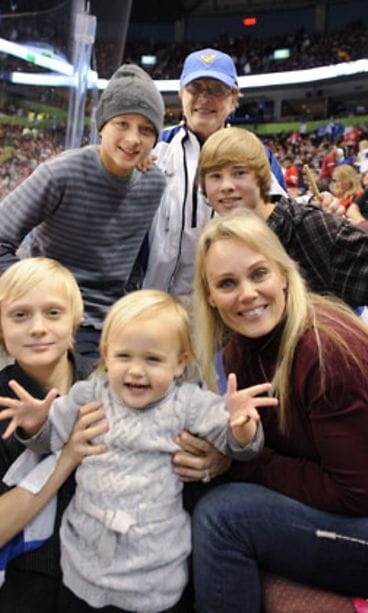 Leevi, Eetu, Veera Selänne, Liisa Viitanen, Eemil, Sirpa Selänne (Kuva: Martti Kainulainen/Lehtikuva)