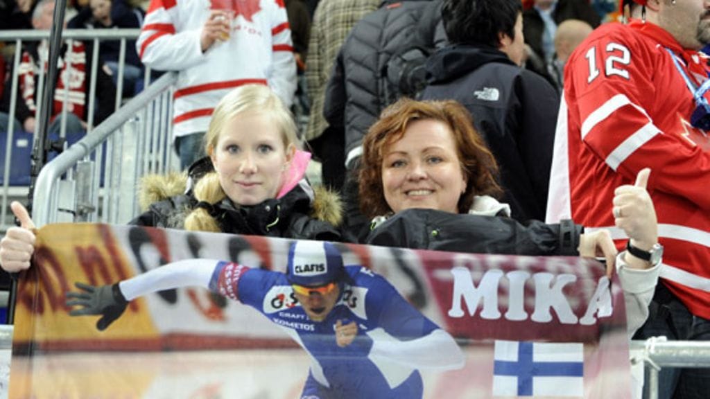 Mika Poutalan vaimo Sanni Poutala ja äiti Päivi Poikonen-Poutala. (Kuva: Martti Kainulainen/Lehtikuva)