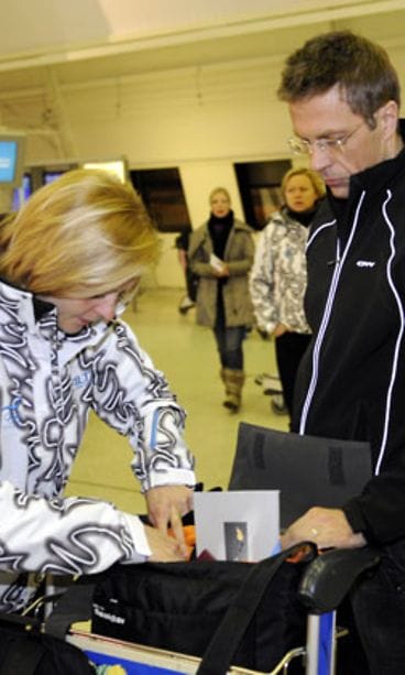 Jari Sarasvuo ja Virpi Kuitunen Helsinki-Vantaan lentokentällä.