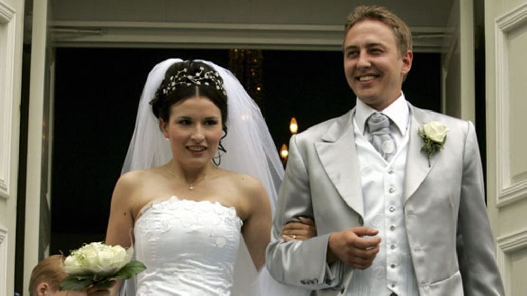 Maria Lund ja Mikko Rantaniva menivät naimisiin vuonna 2005 Tampereen Vanhassa kirkossa. (Kuva: Veli-Matti Parkkinen/Lehtikuva)