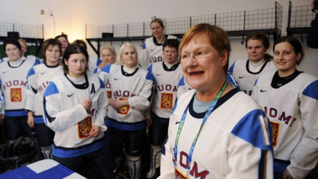 Presidentti Tarja Halonen onnitteli naisleijonia olympiapronssista. (Kuva: Martti Kainulainen/Lehtikuva)