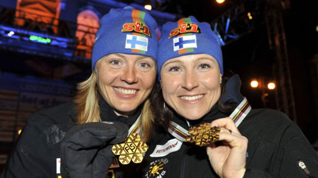 Virpi Kuitunen ja Aino-Kaisa Saarinen voittivat parisprintin MM-kultaa vuonna 2009. (Kuva: Matti Björkman/Lehtikuva)