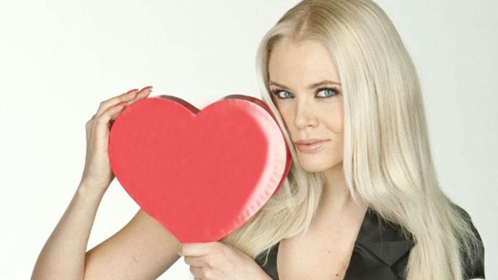 Susanna Laine juontaa Treffit pimeässä -ohjelman. (Kuva: Sub)